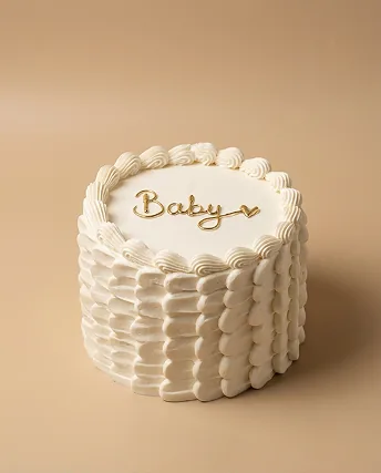 Gâteau de baby shower blanc au décor travaillé
