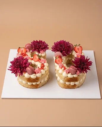 Number cake aux fraises et fleurs fraîches