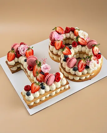 Number cake garni de fruits rouges et de macarons