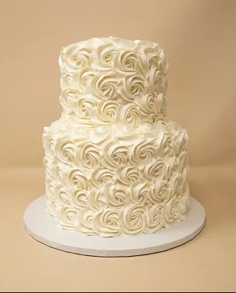 Gâteau deux étages à rosaces blanches